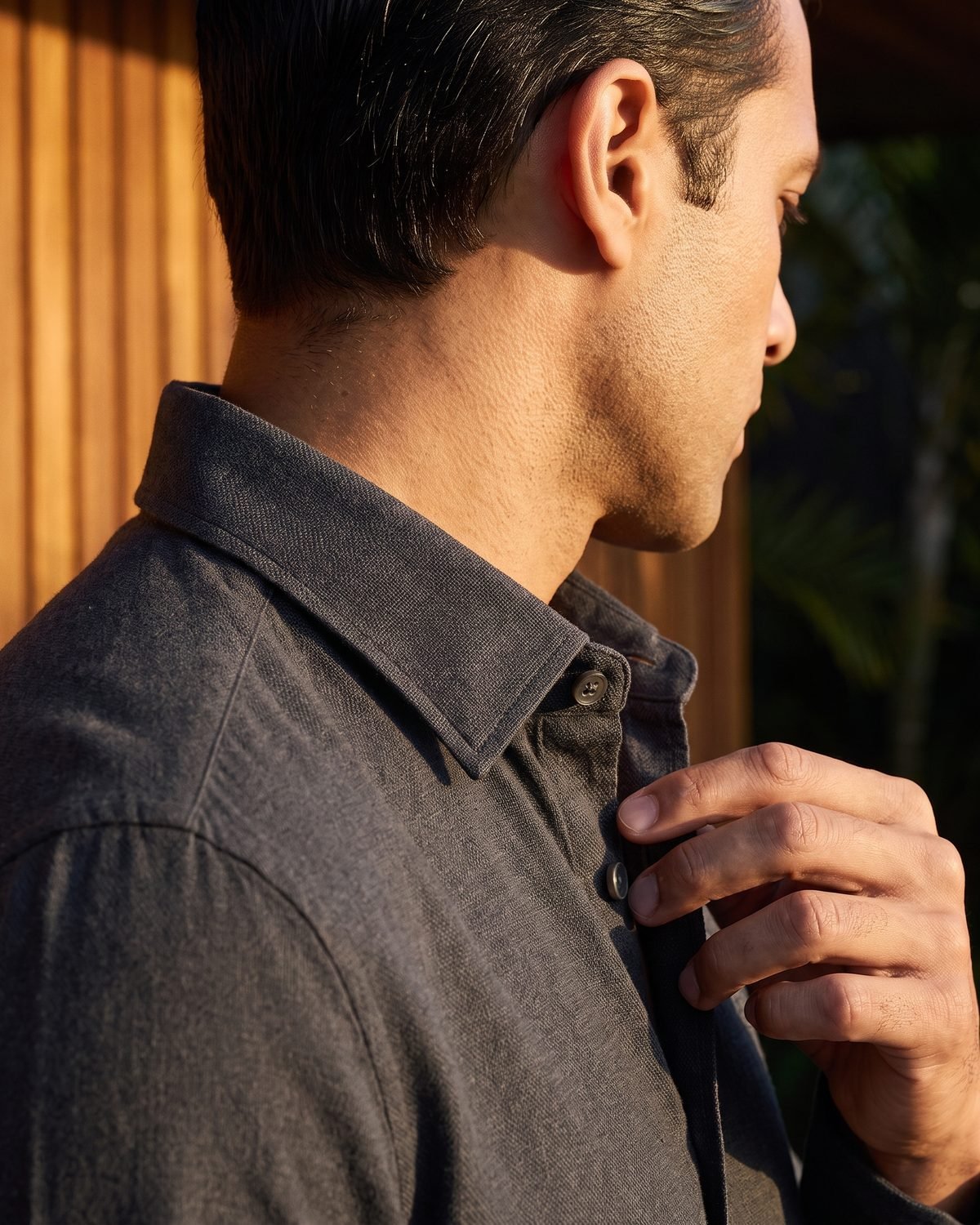 Colarinho italiano da camisa Textura Signature chumbo visto de perto, de perfil, ao sol de fim de tarde.