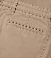 Bermuda Chino Flex na cor bege, detalhe do bolso