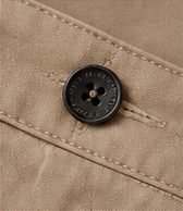 Bermuda Chino Flex na cor bege, detalhe do bolso
