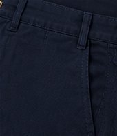 Bermuda Chino Flex na cor marinho, detalhe do bolso