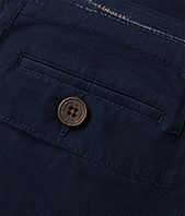 Bermuda Chino Flex na cor marinho, detalhe do bolso
