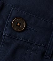 Bermuda Chino Flex na cor marinho, detalhe do botão