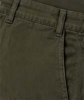 Bermuda Chino Flex na cor verde oliva, detalhe do bolso