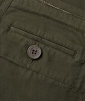 Bermuda Chino Flex na cor verde oliva, detalhe do bolso