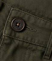 Bermuda Chino Flex na cor verde oliva, detalhe do botão