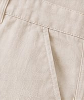 Bermuda Linho Resort na cor off-white, detalhe do bolso