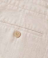 Bermuda Linho Resort na cor off-white, detalhe do bolso