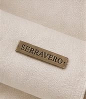 Bermuda Linho Resort na cor off-white, placa metálica com a marca Serravero aplicada ao tecido