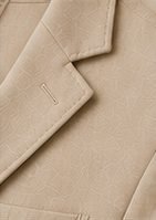 Blazer Desestruturado na cor bege, detalhe da gola