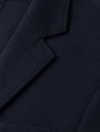 Blazer Desestruturado na cor marinho, detalhe da gola