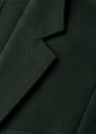 Blazer Signature na cor verde floresta, detalhe da gola