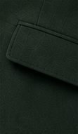 Blazer Signature na cor verde floresta, detalhe do bolso