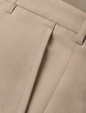Calça Alfaiataria Flex na cor bege, detalhe do bolso