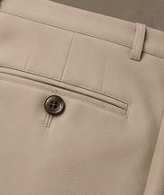 Calça Alfaiataria Flex na cor bege, detalhe do bolso