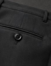 Calça Alfaiataria Flex na cor chumbo, detalhe do bolso