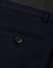 Calça Alfaiataria Flex na cor marinho, detalhe do bolso