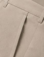 Calça Alfaiataria Signature na cor areia, detalhe do bolso