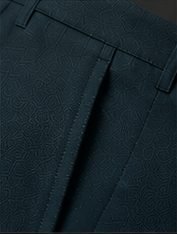 Calça Alfaiataria Signature na cor azul petróleo, detalhe do bolso