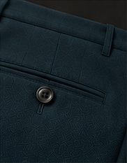 Calça Alfaiataria Signature na cor azul petróleo, detalhe do bolso