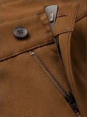 Calça Alfaiataria Signature na cor caramelo, fecho do cós com botão e zíper