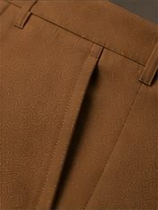 Calça Alfaiataria Signature na cor caramelo, detalhe do bolso