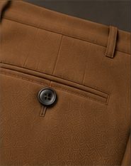 Calça Alfaiataria Signature na cor caramelo, detalhe do bolso