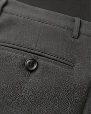 Calça Alfaiataria Signature na cor cinza médio, detalhe do bolso