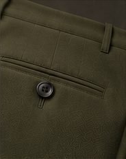Calça Alfaiataria Signature na cor verde oliva, detalhe do bolso