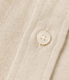 Camisa Linho Resort na cor areia, detalhe do botão