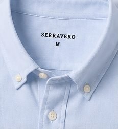 Camisa Oxford Essencial na cor azul claro, detalhe da gola