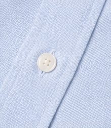 Camisa Oxford Essencial na cor azul claro, detalhe do botão