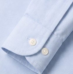Camisa Oxford Essencial na cor azul claro, detalhe do punho