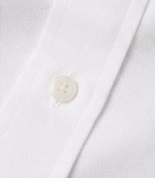 Camisa Oxford Essencial na cor branco, detalhe do botão