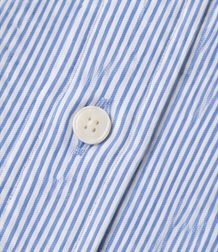 Camisa Oxford Essencial na cor listrado azul, detalhe do botão