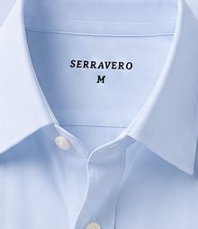 Camisa Social Easy Care na cor azul céu, detalhe da gola