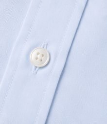 Camisa Social Easy Care na cor azul céu, detalhe do botão