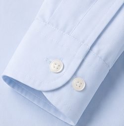 Camisa Social Easy Care na cor azul céu, detalhe do punho