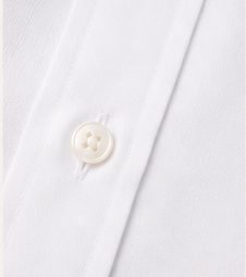 Camisa Social Easy Care na cor branco, detalhe do botão