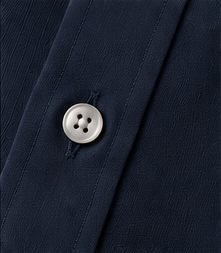 Camisa Social Easy Care na cor marinho, detalhe do botão