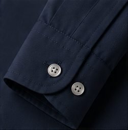 Camisa Social Easy Care na cor marinho, detalhe do punho