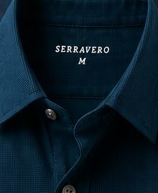 Camisa Textura Signature na cor azul petróleo, detalhe da gola