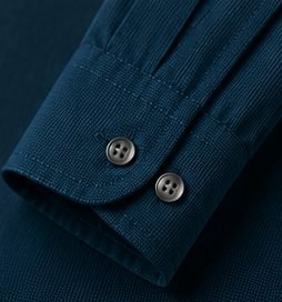 Camisa Textura Signature na cor azul petróleo, detalhe do punho