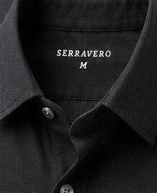 Camisa Textura Signature na cor chumbo, detalhe da gola