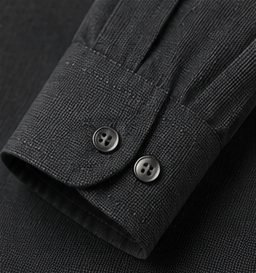 Camisa Textura Signature na cor chumbo, detalhe do punho