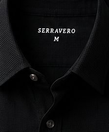 Camisa Textura Signature na cor preto, detalhe da gola