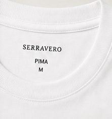 Camiseta Pima Essencial na cor branco óptico, detalhe da gola
