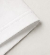 Camiseta Pima Essencial na cor branco óptico, barra da manga com costura dupla