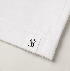 Camiseta Pima Essencial na cor branco óptico, etiqueta com monograma na barra