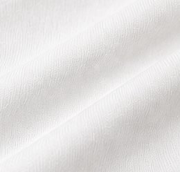 Camiseta Pima Essencial na cor branco óptico, detalhe do tecido