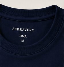 Camiseta Pima Essencial na cor marinho, detalhe da gola